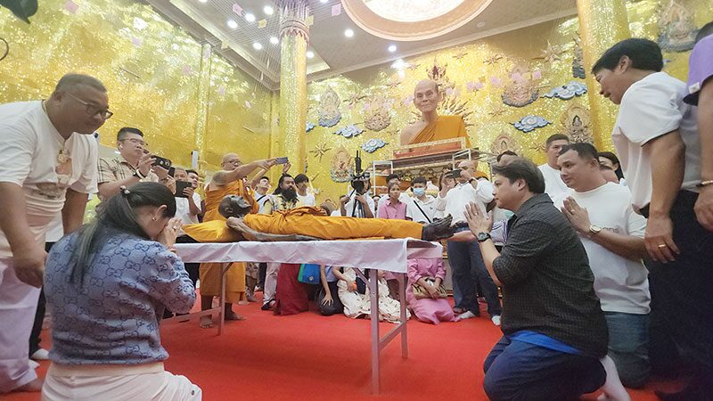 สดหน้าพระ - เปลี่ยนผ้าครองหลวงพ่อพูล แห่ร่วมพิธีแน่น‘วัดไผ่ล้อม’
