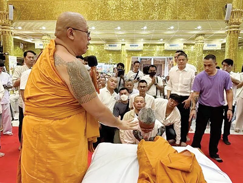 สดหน้าพระ - เปลี่ยนผ้าครองหลวงพ่อพูล แห่ร่วมพิธีแน่น‘วัดไผ่ล้อม’