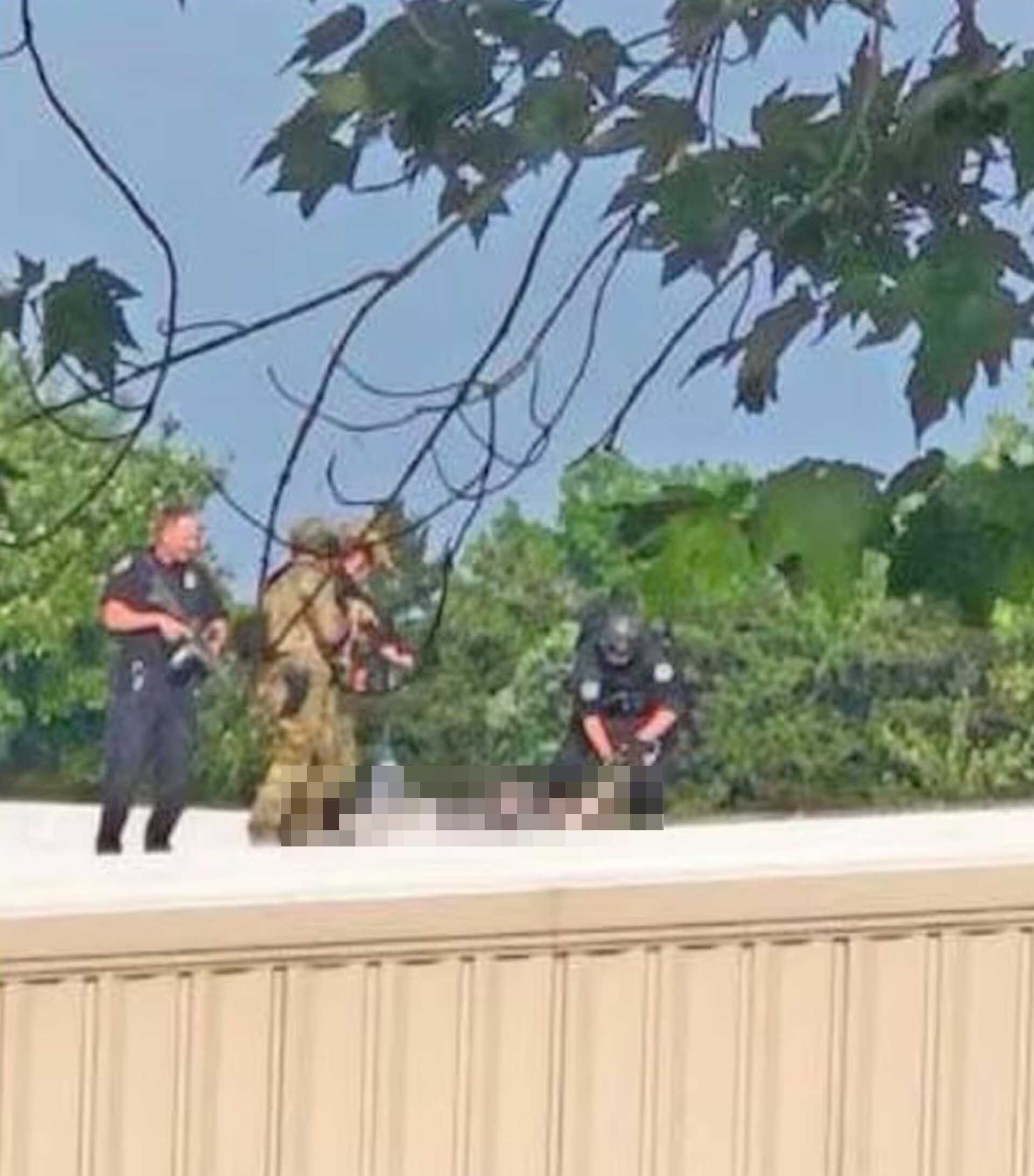 แชร์ว่อน “มือปืน” ถูกเป่าดับบนหลังคาโกดัง-หลังก่อเหตุอุกอาจหวังปลิดชีพทรัมป์