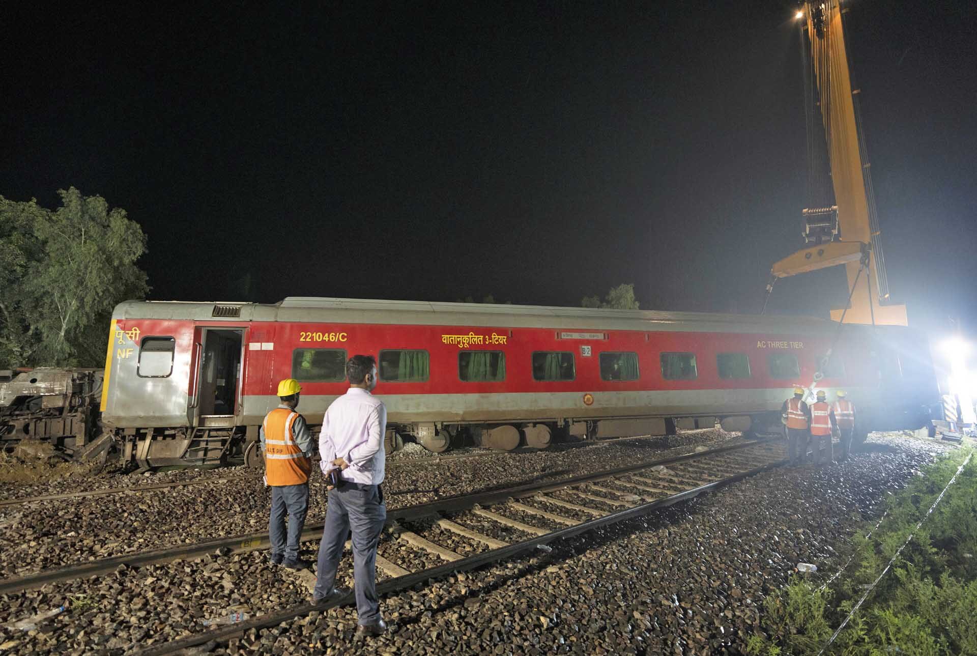 เร่งหาสาเหตุ “รถไฟโดยสารตกราง” ใกล้เมืองอโยธยา ดับแล้ว 2 เจ็บอีก 35 คน
