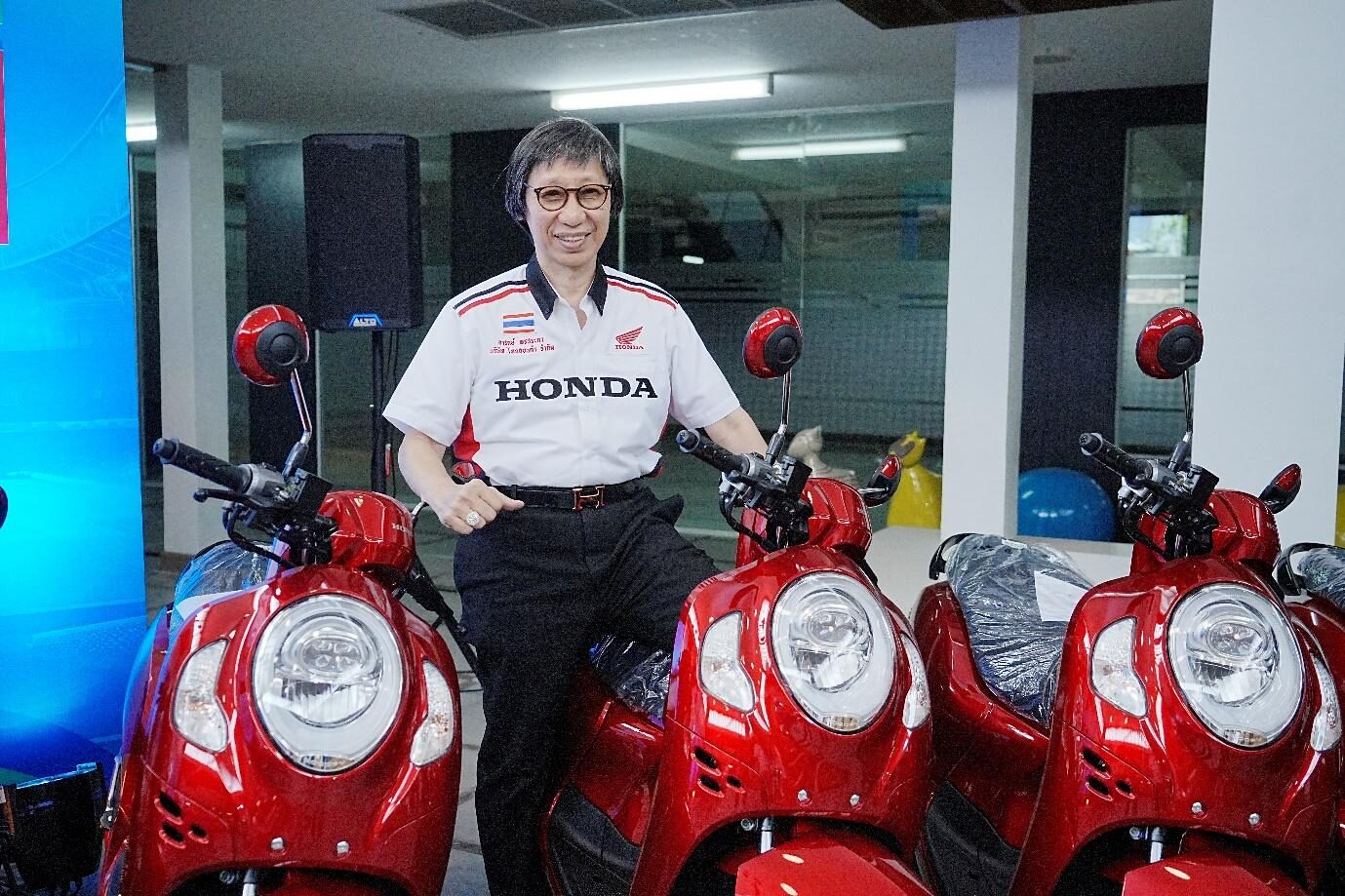 ดร.อารักษ์ พรประภา กับรางวัลจักรยานยนต์ Honda scoopy i รุ่น Prestige