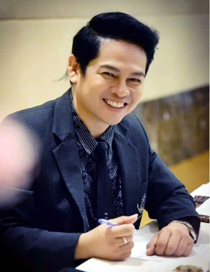 ผศ.ดร.ภูธฤทธิ์ วิทยาพัฒนานุรักษ์ รักษาศิริ อาจารย์ประจำคณะสัตวศาสตร์และเทคโนโลยีการเกษตร มหาวิทยาลัยศิลปากร วิทยาเขตสารสนเทศเพชรบุรี ผศ.ดร.ภูธฤทธิ์ วิทยาพัฒนานุรักษ์ รักษาศิริ อาจารย์ประจำคณะสัตวศาสตร์และเทคโนโลยีการเกษตร มหาวิทยาลัยศิลปากร วิทยาเขตสารสนเทศเพชรบุรี