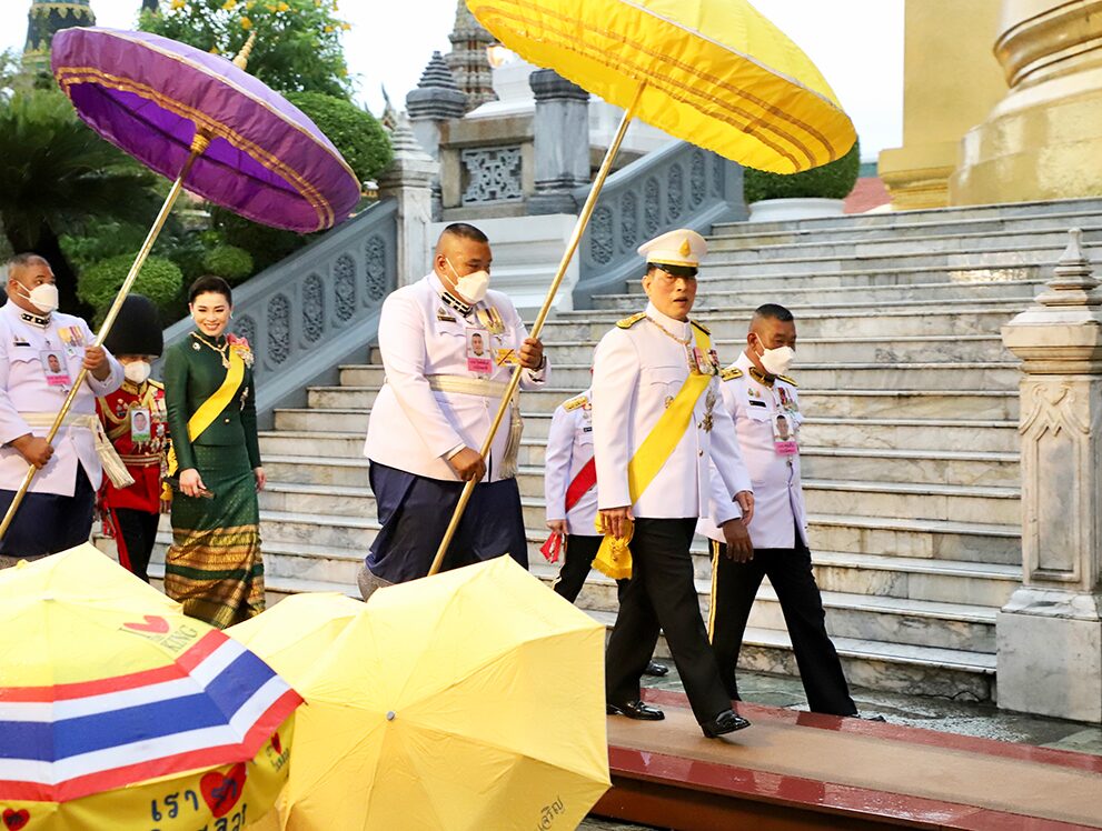 ในหลวง ทรงเปลี่ยนเครื่องทรงฤดูร้อนเป็นเครื่องทรงฤดูฝน