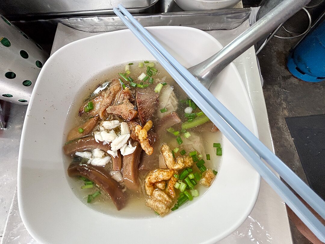 อิ่มอร่อย - ‘ลักตี๋’บะหมี่เกี๊ยวทะเล ตำนานความอร่อยกว่า 20 ปี