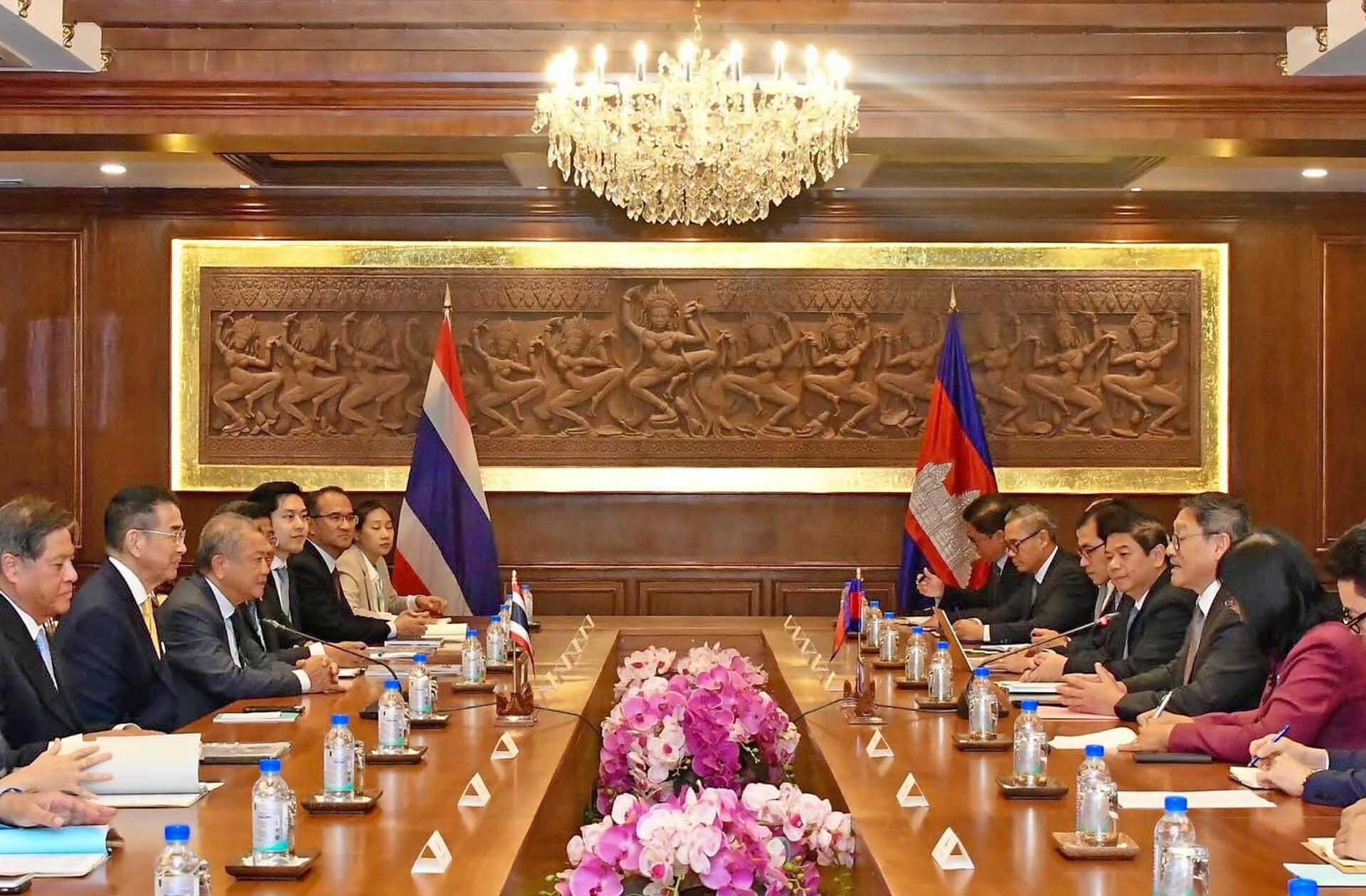 ลูกเรือไทย 18 คนเดินทางกลับบ้าน หลังกระทรวงต่างประเทศเจรจาทางการกัมพูชา