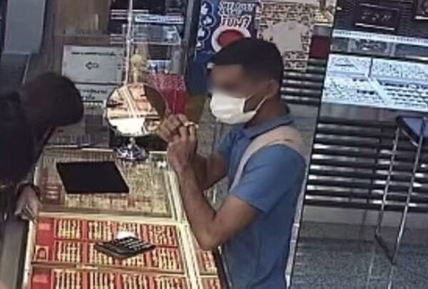 บุกรวบหนุ่มฉก แหวนทอง ทำทีเป็นลูกค้าขอลอง พนักงานเผลสับเปลี่ยนของปลอมที่เตรียมไว้ เปิดปากสารภาพ ได้วิชามาจากไหน ก่อนนำไปขายเอาเงินมาใช้
