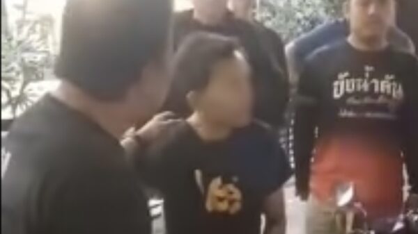 หนุ่มขับโบลท์ เปิดปากสารภาพ ก่อเหตุ ข่มขืนสาว วัย 18 ปี เมาคาห้อง หลังถูกกลุ่มเพื่อนผู้เสียหายนับสิบ บุกจับตัวส่งตำรวจ โดนแจ้งข้อหา