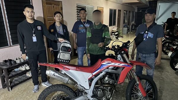 บุกคาห้องเช่า ไรเดอร์ ยกล้อโชว์ ในอุโมงค์ทางลอดพัทยากลาง หลังคลิปว่อนโซเชียล เจ้าหน้าที่ตำรวจควบคุมตัวไปดำเนินคดีตามกฎหมาย