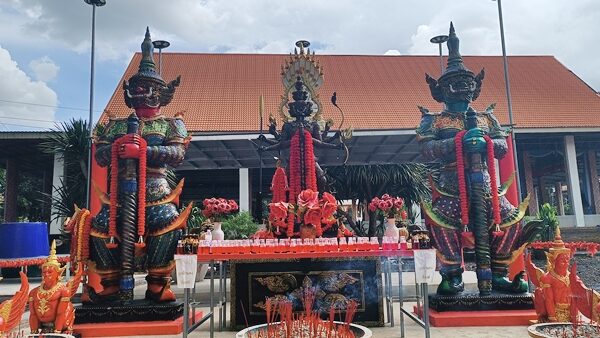 องค์เดียวในโลก ท้าวมหาพรหมเวสสุวรรณโณ 9 หน้า 8 กร บันดาลโชค วัดดังโคราช "หลวงครูเอ" เผยความหมายและที่มาการจัดสร้าง ส่องเลขเด็ดหางประทัด