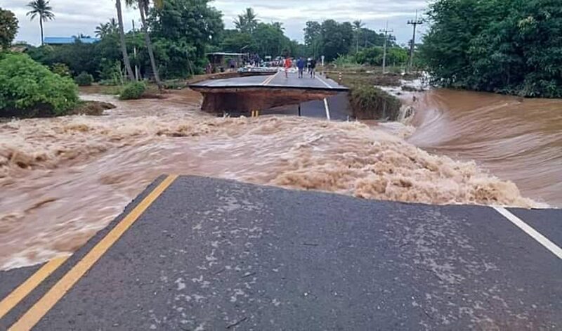มรสุมถล่ม ฝนตกหนัก น้ำป่าไหลหลากแรง ซัดถนนขาด เส้นทางสัญจรอัมพาต