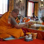 จัดพิธีมังคลา-เทวาภิเษก เหรียญบาทพญาครุฑ ปี'17 คอหวยแห่ส่องเลขน้ำตาเทียนอ่างน้ำมนต์