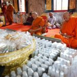 จัดพิธีมังคลา-เทวาภิเษก เหรียญบาทพญาครุฑ ปี'17 คอหวยแห่ส่องเลขน้ำตาเทียนอ่างน้ำมนต์