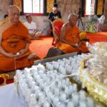 จัดพิธีมังคลา-เทวาภิเษก เหรียญบาทพญาครุฑ ปี'17 คอหวยแห่ส่องเลขน้ำตาเทียนอ่างน้ำมนต์