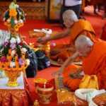 จัดพิธีมังคลา-เทวาภิเษก เหรียญบาทพญาครุฑ ปี'17 คอหวยแห่ส่องเลขน้ำตาเทียนอ่างน้ำมนต์
