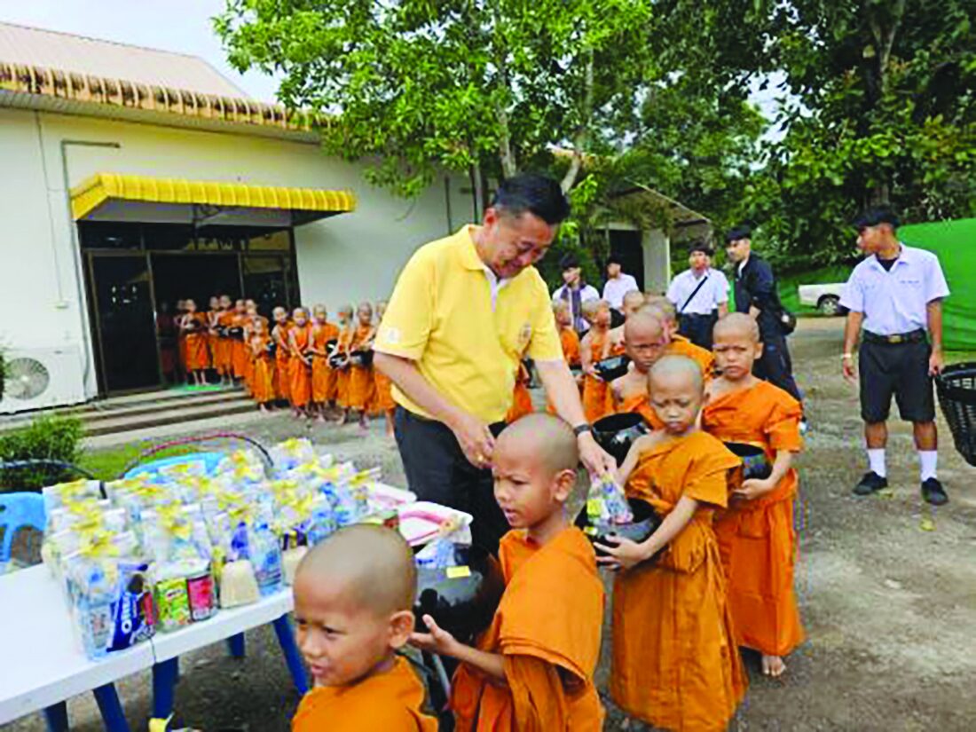 สกู๊ปพระเครื่อง - ร้อยเอ็ดเฉลิมพระเกียรติฯ ตักบาตรพระ-เณร 101 รูป 