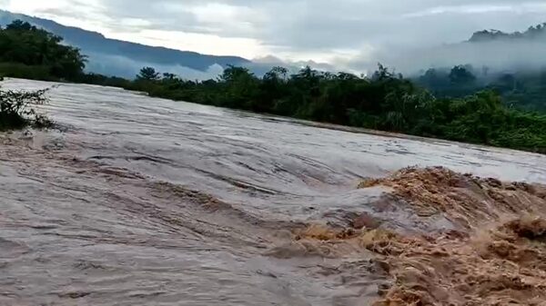 สุดโกลาหล ฝนตกหนัก น้ำป่าไหลหลากท่วมพื้นที่เกษตร ทะลักเข้าตลาดดัง แม่ค้าพ่อค้าขนของหนีไม่ทัน สินค้าเสียหาย เผยเป็นครั้งแรก สั่งปิดโรงเรียน 3 วัน