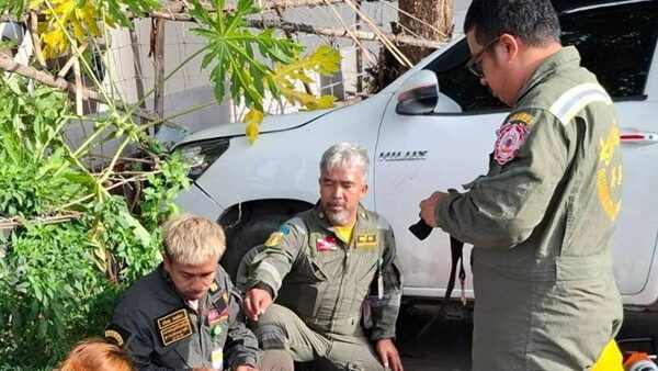 ลืมดึงเบรกมือ กระบะตู้ทึบ จอดรับส่งสินค้าห้างดัง ไหลทับสาวเจ้าของที่ลงมายืนถ่ายภาพ ครูดร่างติดใต้ท้องรถสุดทรมาน เจ้าเร่งลงพื้นที่ตรวจสอบ