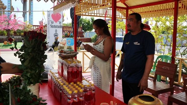 สาวของานได้งานสมใจ จ้างละครรำแก้บน ท้าวเวสสุวรรณ วัดดังอ่างทอง แห่ส่องเลขเด็ดล้วงไหเสี่ยงทาย ได้เลข 3 ตัว ลุ้นโชคเสี่ยงดวงงวดนี้