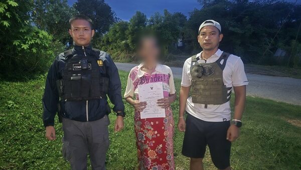 คอมมานโด บุกรวบ ป้าวัย 64 ปี ชักมีดกระหน่ำแทงผัว เสียชีวิตคาบ้าน ก่อนหลบหนีคดีนาน 17 ปี เผย ปมลงมือ ด้าน เจ้าหน้าที่ควบคุมตัวไปดำเนินคดีตามกฎหมาย