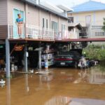วิเศษชัยชาญเริ่มท่วม แม่น้ำน้อย เอ่อทะลักล้น ไหลท่วมบ้านเรือนประชาชนสูงเกือบเมตร