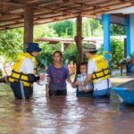 สิงห์อาสา-เครือข่ายกู้ภัย ลงพื้นที่ “น่าน-แพร่” นำน้ำดื่ม อาหารพร้อมทาน บรรเทาทุกข์ชาวบ้านประสบภัยน้ำท่วม