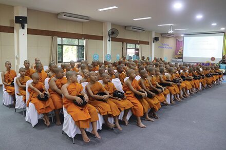 สกู๊ปพระเครื่อง - ร้อยเอ็ดเฉลิมพระเกียรติฯ ตักบาตรพระ-เณร 101 รูป 