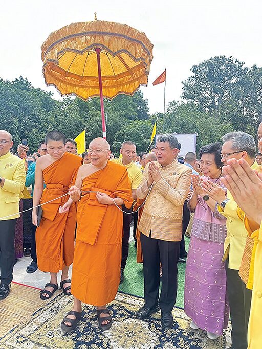 ข่าวสดพระเครื่อง - พิธียกเสาเอกโบสถ์กลางน้ำ วัดป่ามหาธีราจารย์-อุบลฯ