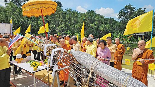 ข่าวสดพระเครื่อง - พิธียกเสาเอกโบสถ์กลางน้ำ วัดป่ามหาธีราจารย์-อุบลฯ