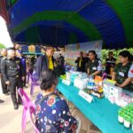 “รมว.กลาโหม” ติดตามสถานการณ์อุทกภัย พร้อมมอบถุงยังชีพในพื้นที่ จ.สุโขทัย