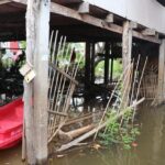 วิเศษชัยชาญเริ่มท่วม แม่น้ำน้อย เอ่อทะลักล้น ไหลท่วมบ้านเรือนประชาชนสูงเกือบเมตร