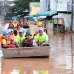 บิ๊กต่อ ลงพื้นที่ แพร่ ช่วยประชาชนประสบอุทกภัย แจกอาหาร-ถุงยังชีพ
