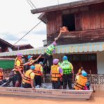 บิ๊กต่อ ลงพื้นที่ แพร่ ช่วยประชาชนประสบอุทกภัย แจกอาหาร-ถุงยังชีพ