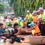 บิ๊กต่อ ลงพื้นที่ แพร่ ช่วยประชาชนประสบอุทกภัย แจกอาหาร-ถุงยังชีพ