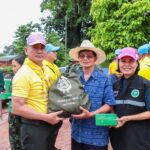 บิ๊กต่อ ลงพื้นที่ แพร่ ช่วยประชาชนประสบอุทกภัย แจกอาหาร-ถุงยังชีพ