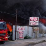 ไฟไหม้ร้านรับซื้อของเก่า ลมแรงเพลิงลุกลามเผาวอดร้านข้างเคียง เร่งระดมรถดับเพลิงระงับเหตุ