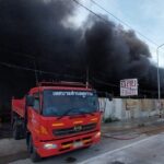 ไฟไหม้ร้านรับซื้อของเก่า ลมแรงเพลิงลุกลามเผาวอดร้านข้างเคียง เร่งระดมรถดับเพลิงระงับเหตุ