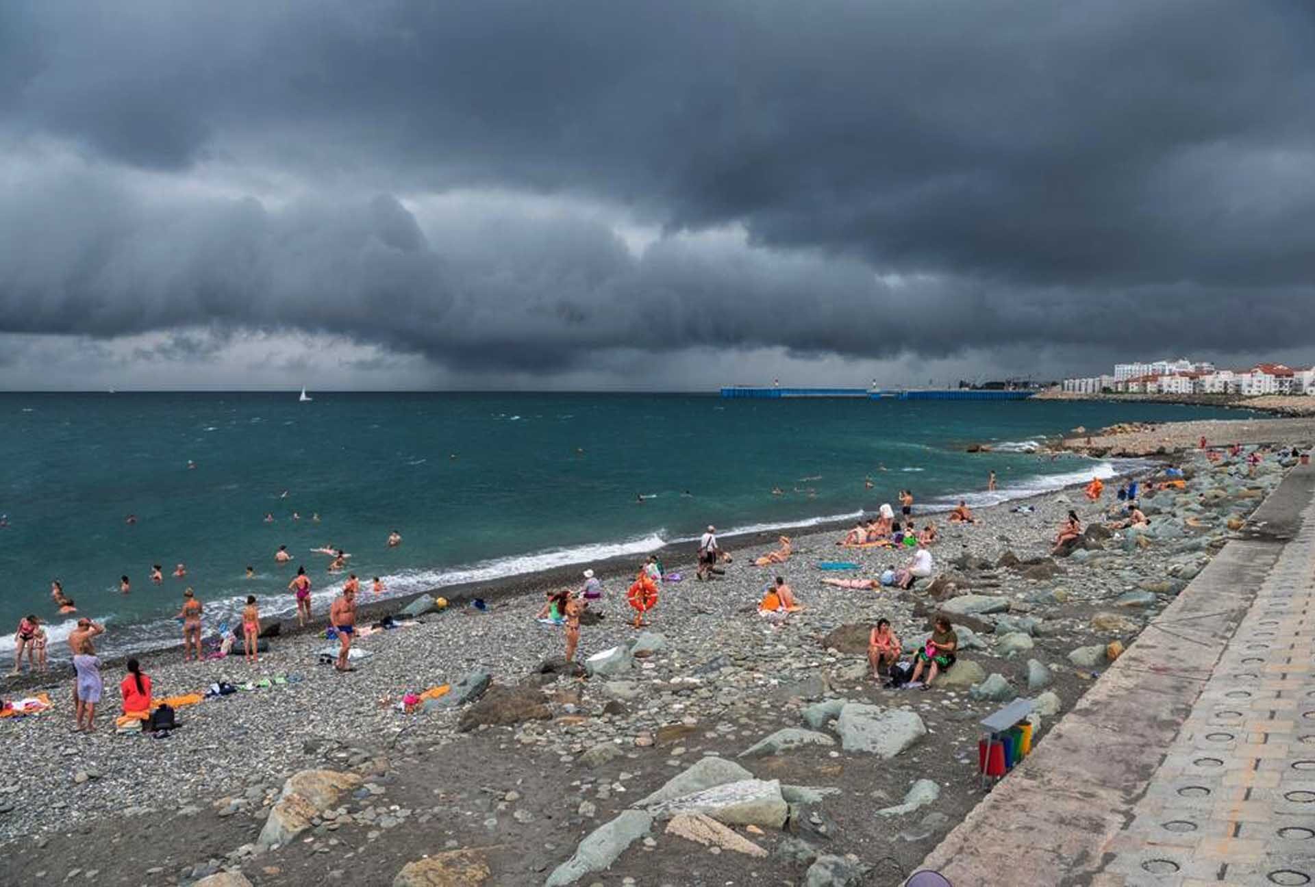 เตือนภัยอากาศแปรปรวนสุดขั้ว “ฟ้าผ่า” ชายหาดอิตาลี เจ็บ 3 คน-อาการสาหัส