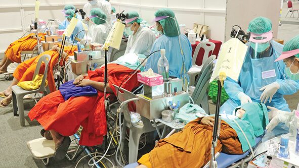 สกู๊ปพระเครื่อง - โคราชอิ่มบุญ-วันแม่แห่งชาติ พาหมอเช็กสุขภาพพระ300รูป