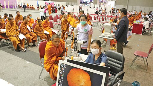 สกู๊ปพระเครื่อง - โคราชอิ่มบุญ-วันแม่แห่งชาติ พาหมอเช็กสุขภาพพระ300รูป