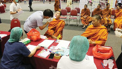 สกู๊ปพระเครื่อง - โคราชอิ่มบุญ-วันแม่แห่งชาติ พาหมอเช็กสุขภาพพระ300รูป