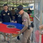 ลักลอบเปิดบ่อน ฝ่ายปกครอง-ตำรวจ บุกทลายเต๋าปั่น รวบนักพนัน 17 คน หนีรอดเพียบ