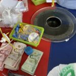 ลักลอบเปิดบ่อน ฝ่ายปกครอง-ตำรวจ บุกทลายเต๋าปั่น รวบนักพนัน 17 คน หนีรอดเพียบ