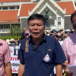 ชาวบ้านสุดทน ชูป้ายขับไล่-ยื่นหนังสือ ผู้ว่าฯ จี้ปลด นายกฯคลองหลวง เหตุป.ป.ช.ชี้มูลทุจริต