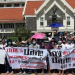 ชาวบ้านสุดทน ชูป้ายขับไล่-ยื่นหนังสือ ผู้ว่าฯ จี้ปลด นายกฯคลองหลวง เหตุป.ป.ช.ชี้มูลทุจริต