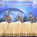 สตม. จับกุม 2 คนไทย ลักลอบขนคนต่างด้าว 102 คน เข้าเมือง ยึดยานพาหนะ 6 คัน