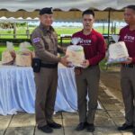 พล.ต.ท.ประจวบ ตรวจเยี่ยม มอบสิ่งของบำรุงขวัญตำรวจพื้นที่ประสบอุทกภัย จว.สุโขทัย