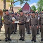 พล.ต.ท.ประจวบ ตรวจเยี่ยม มอบสิ่งของบำรุงขวัญตำรวจพื้นที่ประสบอุทกภัย จว.สุโขทัย
