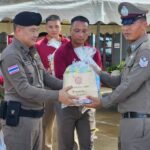 พล.ต.ท.ประจวบ ตรวจเยี่ยม มอบสิ่งของบำรุงขวัญตำรวจพื้นที่ประสบอุทกภัย จว.สุโขทัย