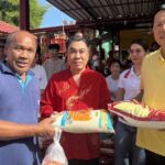 ศาลเจ้าพ่อเตียวหุย แจกข้าวสาร ประเพณีทิ้งกระจาด ชาวบ้านแห่รับเครื่องอุปโภค-บริโภค