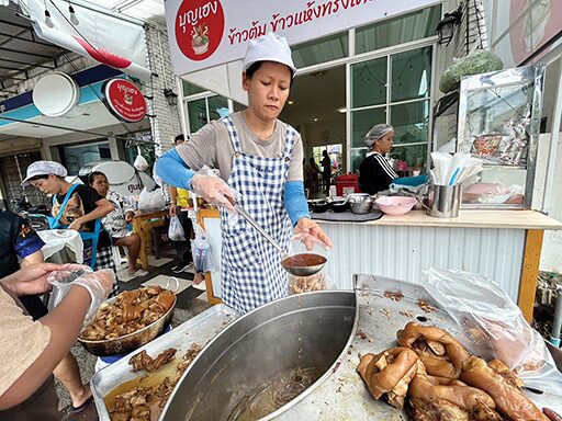 สวรรค์ในครัว - ‘บุญเฮง’ก๋วยเตี๋ยวขาหมู  ข้ามต้มแห้งอร่อยล้นชาม 